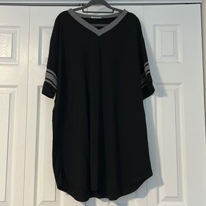 Ekouaer XXL black nightshirt with grey accents.
